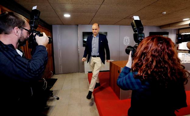 El alcalde socialista Gabriel Echávarri. / EFE/ Manuel Lorenzo