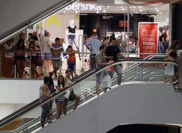 Compradores en un centro comercial de Valencia. / IRENE MARSILLA