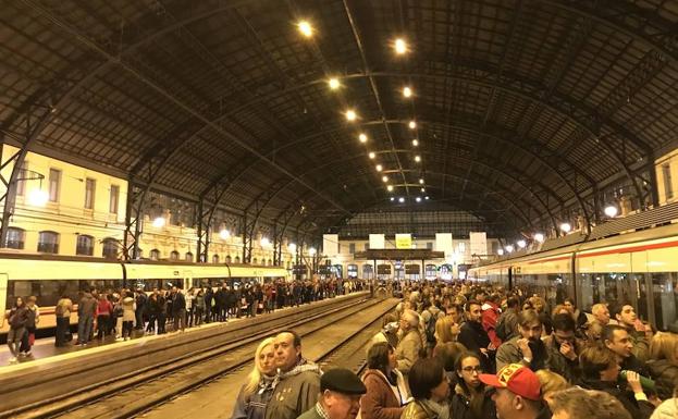 Estación del Norte saturada, en la tarde de este sábado./Jaume García de la web @viajefilos