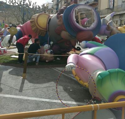 Cae el monumento de la Falla la Font de Pego por el viento.