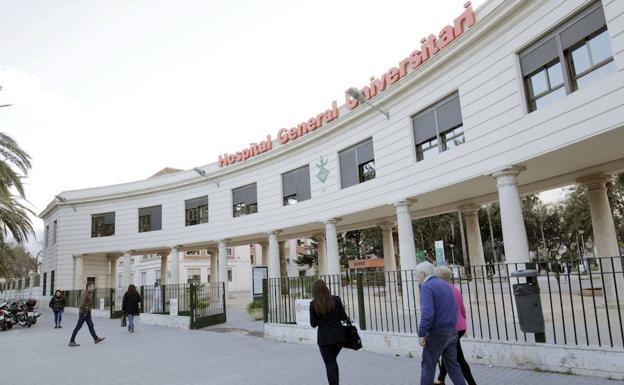 Un joven recibe una puñalada en el cuello cuando defendía a una amiga