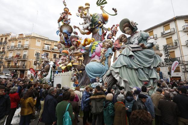Los visitantes disfrutan de las escenas de la falla ganadora, ayer en Convento. / jesús signes