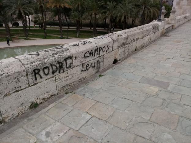 Algunas de las pintadas aparecidas ayer en el puente del Mar. / lp