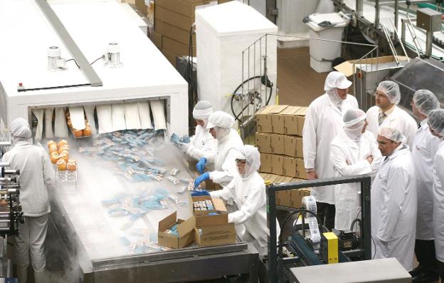 Trabajadores de la planta ubicada en San Vicente del Raspeig, en Alicante. / LP