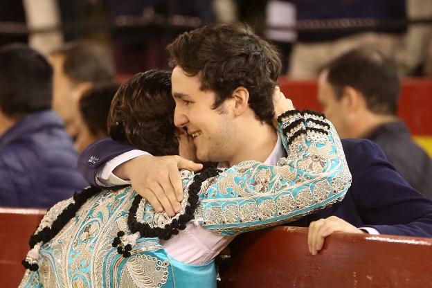 El nieto del Rey Don Juan Carlos. Froilán abraza al banderillero Javier Ambel. / txema rodríguez