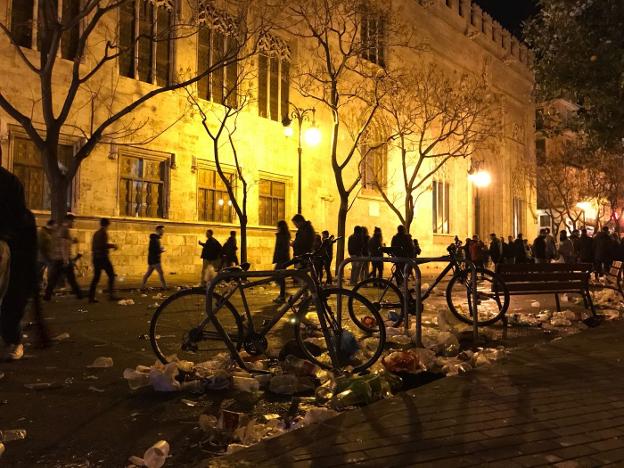 Restos de basura frente a la Lonja tras una de las discomóviles de esta semana. / lp