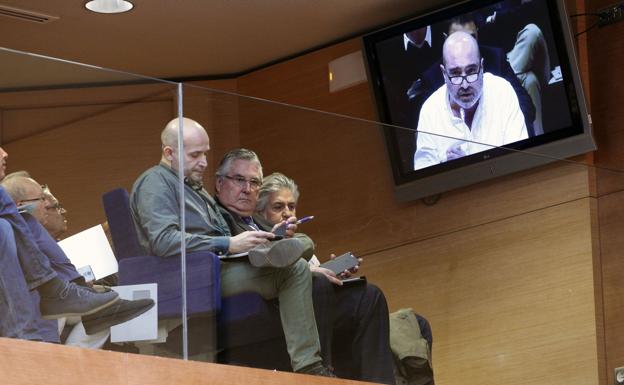 Enric Esteve, en el centro, en el pleno de la Diputación que no desbloqueó la cesión del Principal. /Irene Marsilla