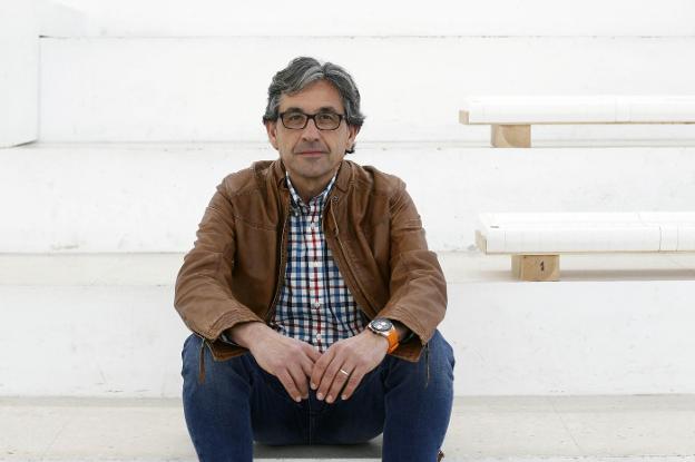 Ramón Sedeño, en el trinquet de Pelayo. / irene marsilla
¿Qué se pide en el bar?
Un café solo
Le gusta corto e intenso, con un poco de azúcar. Le encanta saborearlo, apurarlo hasta que se queda frío.