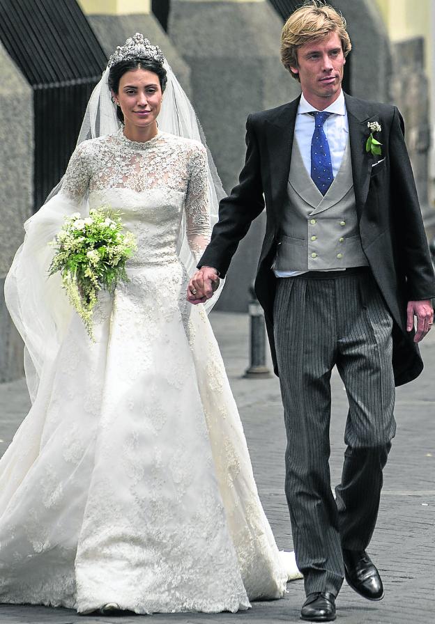 Los novios salen de la iglesia tras la ceremonia./EFE