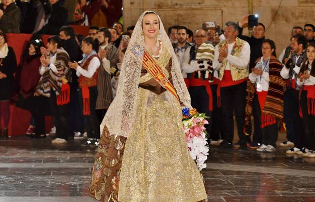 Rocío Gil, fallera mayor de Valencia, cierra la Ofrenda de flores a la Virgen de los Desamparados./Fili Navarrete | FMG Valencia