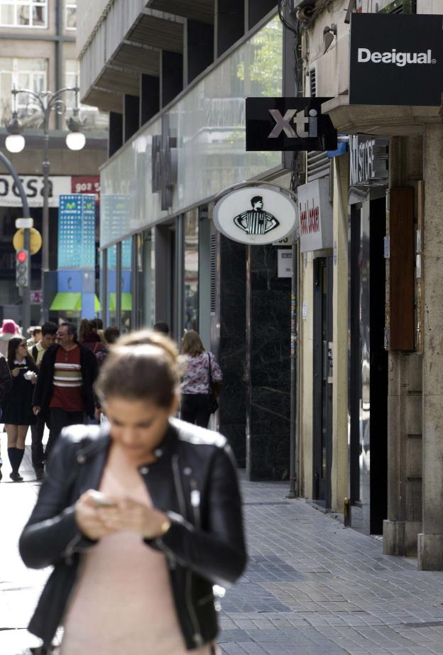 Compradores en la calle Colón de la ciudad de Valencia. / DAMIAN TORRES