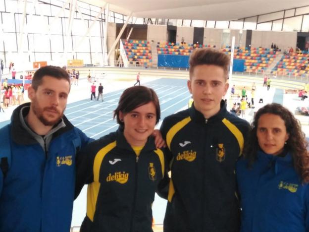 Los representantes del CA Safor Delikia, Iván Martínez, Claudia Martínez, Borja Ortega y Bea Bosch en Sabadell. / lp