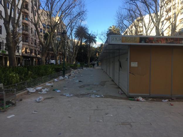 Basura alrededor de las casetas de la Feria del Libro Antiguo. / lp