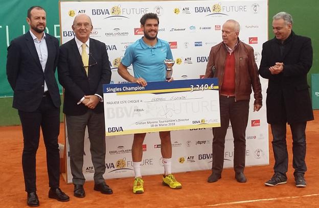 Germain Gigounon con el trofeo y el cheque de campeón del torneo disputado en Xàbia. / LP