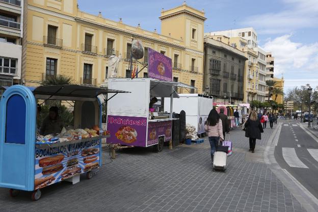 Food-trucks. Saturación de puestos en la plaza Tetuán. / jesús signes