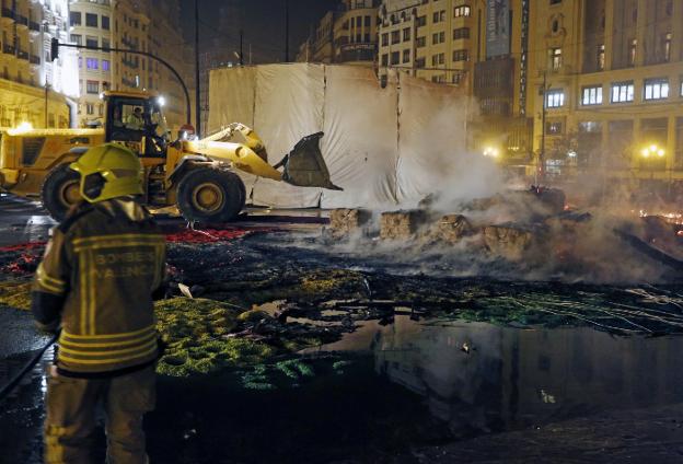 Restos de la falla municipal, la madrugada de ayer. / jesús signes