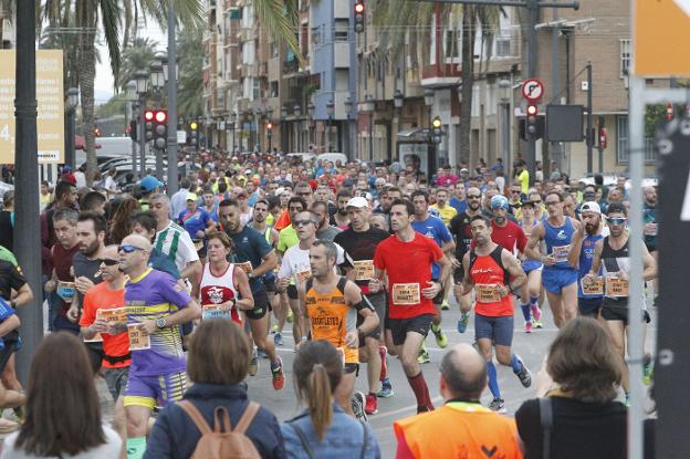 Atletas durante el último Medio Maratón de Valencia. / manuel molines