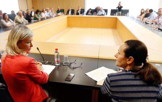La consellera de Justicia y la presidenta del TSJ, en una reunión tras el incendio. / EFE/Kai Forsterling