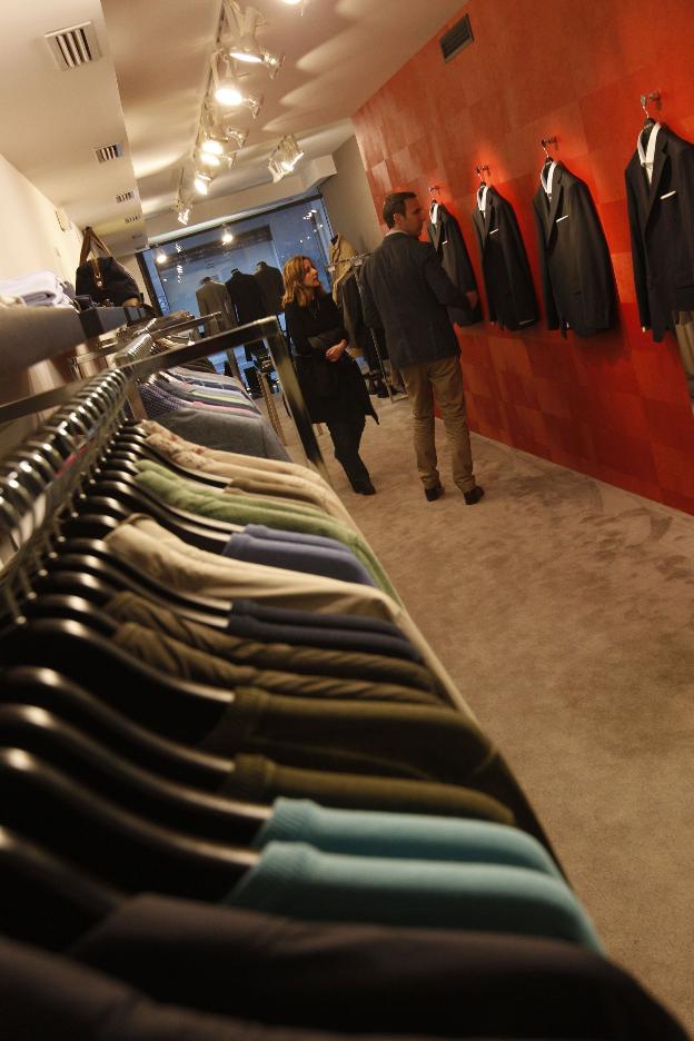 Dos clientes en un negocio textil de Valencia. / J. Signes