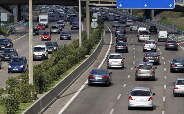 Circulación en una vía de varios carriles. /