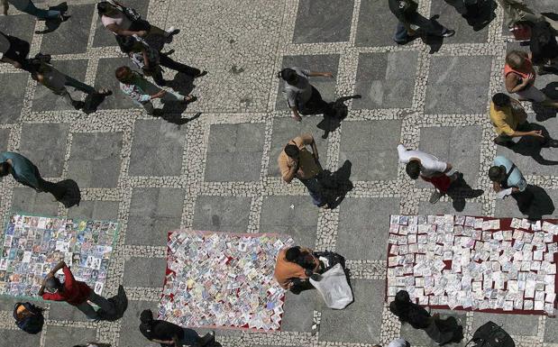 Un vendedor ambulante ofrece copias ilegales de discos compactos. /Caetano Barreira (Reuters)