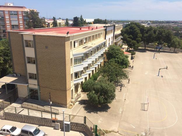 Instituto María Enríquez de Gandia, donde hay prevista la construcción de una nueva ala junto a la ronda del Raval. / ó. de la dueña