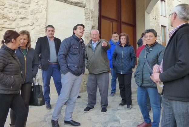 El alcalde de Ontinyent durante la visita al barrio. / lp