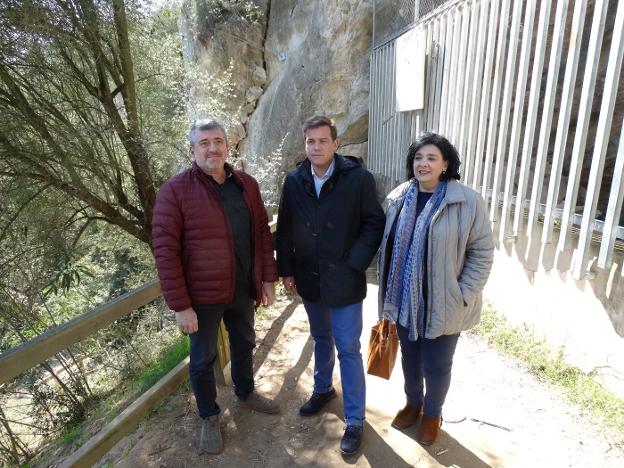 El diputado, el alcalde y la concejala. / lp
