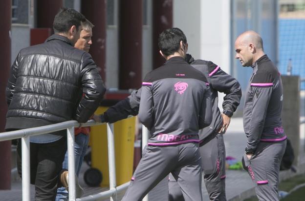 Paco López charla con Tito tras el entrenamiento. / damián torres