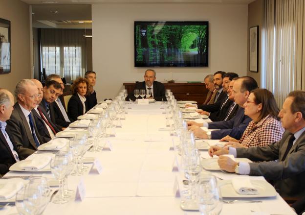 El embajador Pedro Morenés, ayer durante el encuentro empresarial organizado en Cámara Valencia por José Vicente Morata. / lp