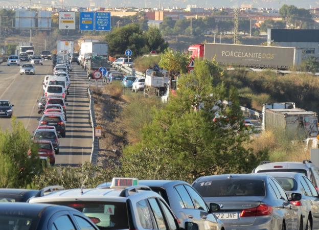 Tramo colapsado de acceso a la N-220, pendiente de ampliación. / lp