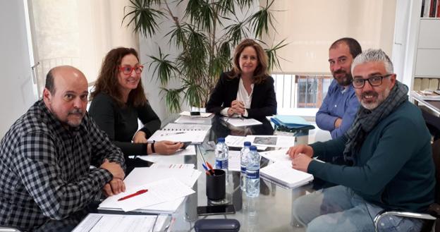 La reunión mantenida para abordar la situación de La Coma. / lp