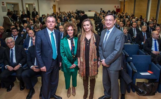 El presidente de la Confederación Empresarial de la Comunitat Valenciana (CEV), Salvador Navarro (i), posa junto a los cargos que aspiran a presidir los Consejos Empresariales Provinciales, Rosana Perán por Alicante (2i), Sebastián Pla por Castellón (d) y Eva Blasco por València (d), momentos antes de celebrar la asamblea general. /Efe