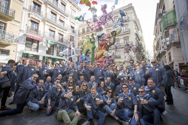 Bierwinkel reunió a sus asociados y amigos en torno a la falla de la Merced. /