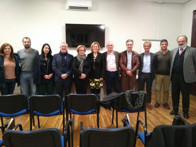 Inma Roche, en el centro, arropada por la junta directiva. / lp