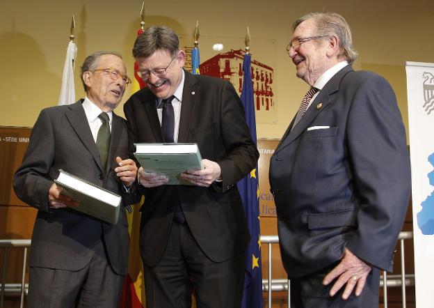 Gil Olcina, Puig y Andújar ayer en la reunión de los regantes en Alicante. / efe