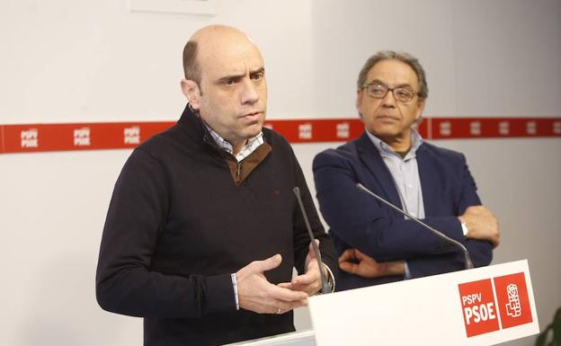 Echávarri da explicaciones en presencia de Manuel Mata./Damián Torres