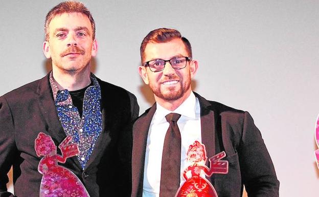 Galardón. César Sabater y Luis Piquer, con el premio a 'Paella Today'./Irene Marsilla