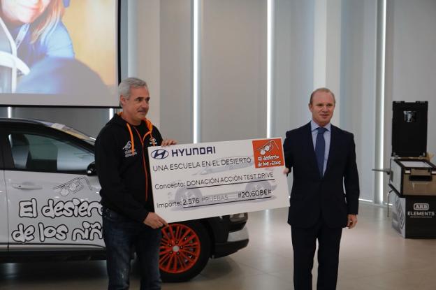 Polo Satrústegui (dcha.), director general de Hyundai, hace entrega del donativo./