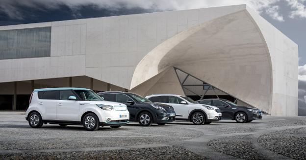 La gama Kia 'eco' la componen tres modelos con tres tecnologías diferentes, eléctrico, híbrido enchufable e híbrido convencional./