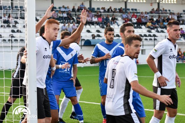 Los jugadores del Ontinyent CF en el saque de un córner. / f.a.c.