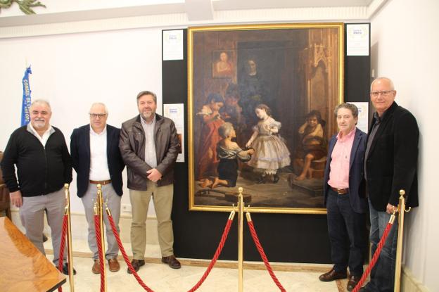 Las autoridades de Dénia y el director del Museo Etnológico con los representantes de la Fundació Esportiva Dénia. / R. G.