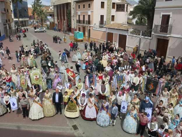 Recepción en el ayuntamiento de Turís de las cinco comisiones. / lp