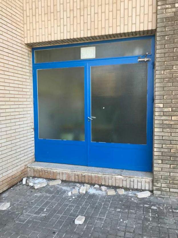 Desprendimientos junto a una puerta del colegio. / lp