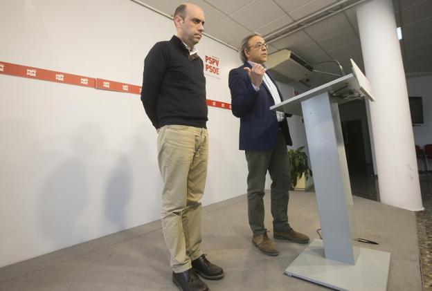 Gabriel Echávarri, alcalde de Alicante, junto a Manolo Mata, vicesecretario general del PSPV. / DAMIAN TORRES
