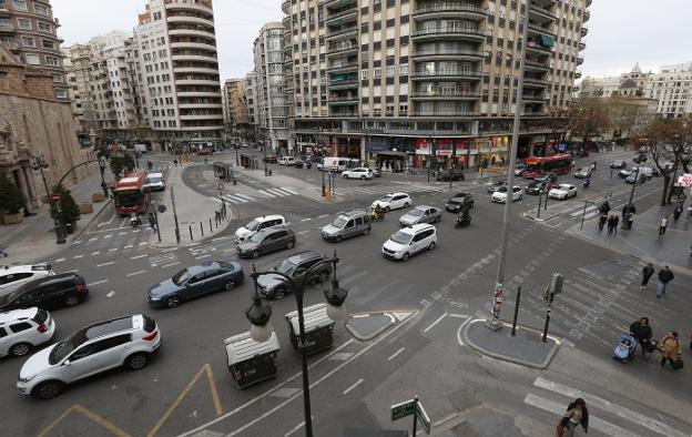Panorámica de la plaza, con varios cruces, señales apenas visibles en el suelo y hasta tres paradas de autobús. / J. SIGNES