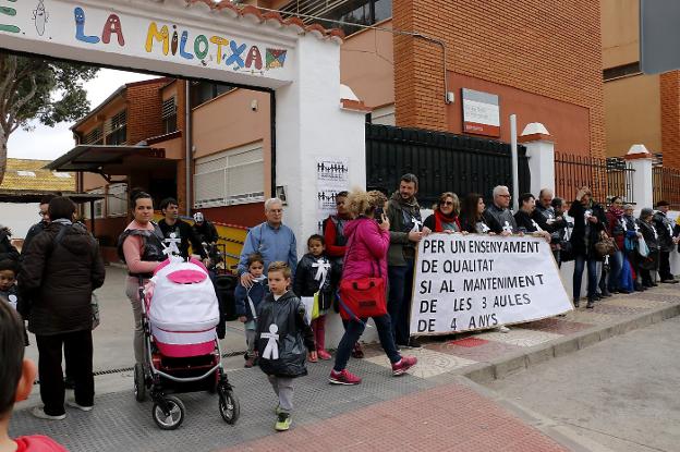 Una cadena humana rodea el recinto escolar. / lp