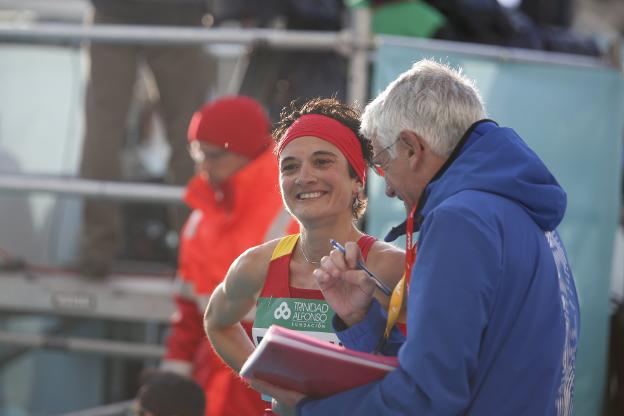 Marta Esteban, sonriente nada más acabar la carrera. / jesús signes
