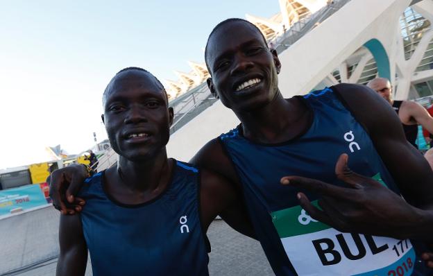 Lokoro y Bul, tras cruzar la meta del Mundial de Medio Maratón de Valencia. / jesús signes