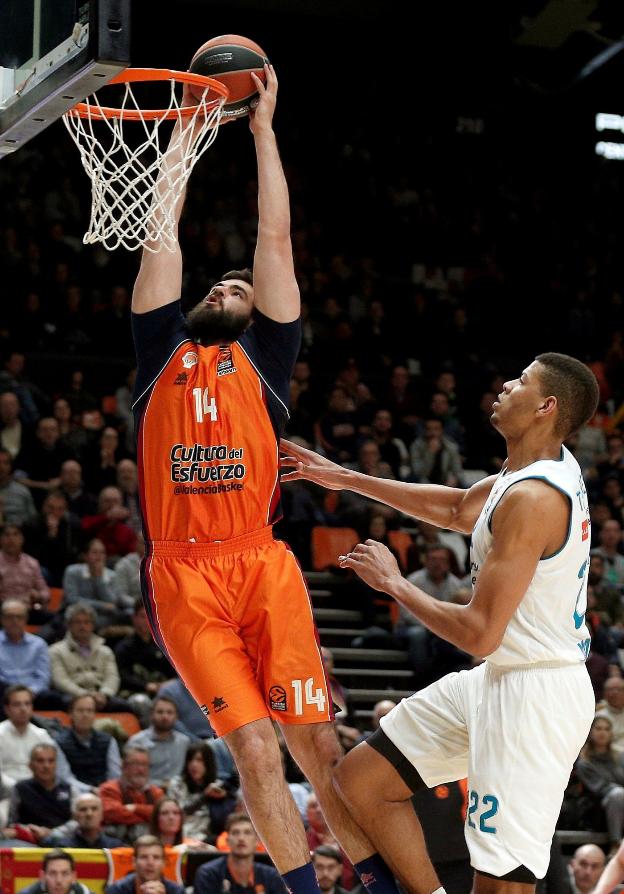 Dubljevic se dispone a anotar ante Tavares en el partido de Euroliga del martes en la Fonteta. / efe